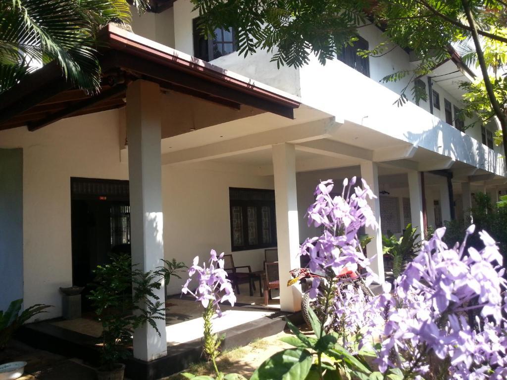 Sea Front Hikkaduwa Hotel Buitenkant foto