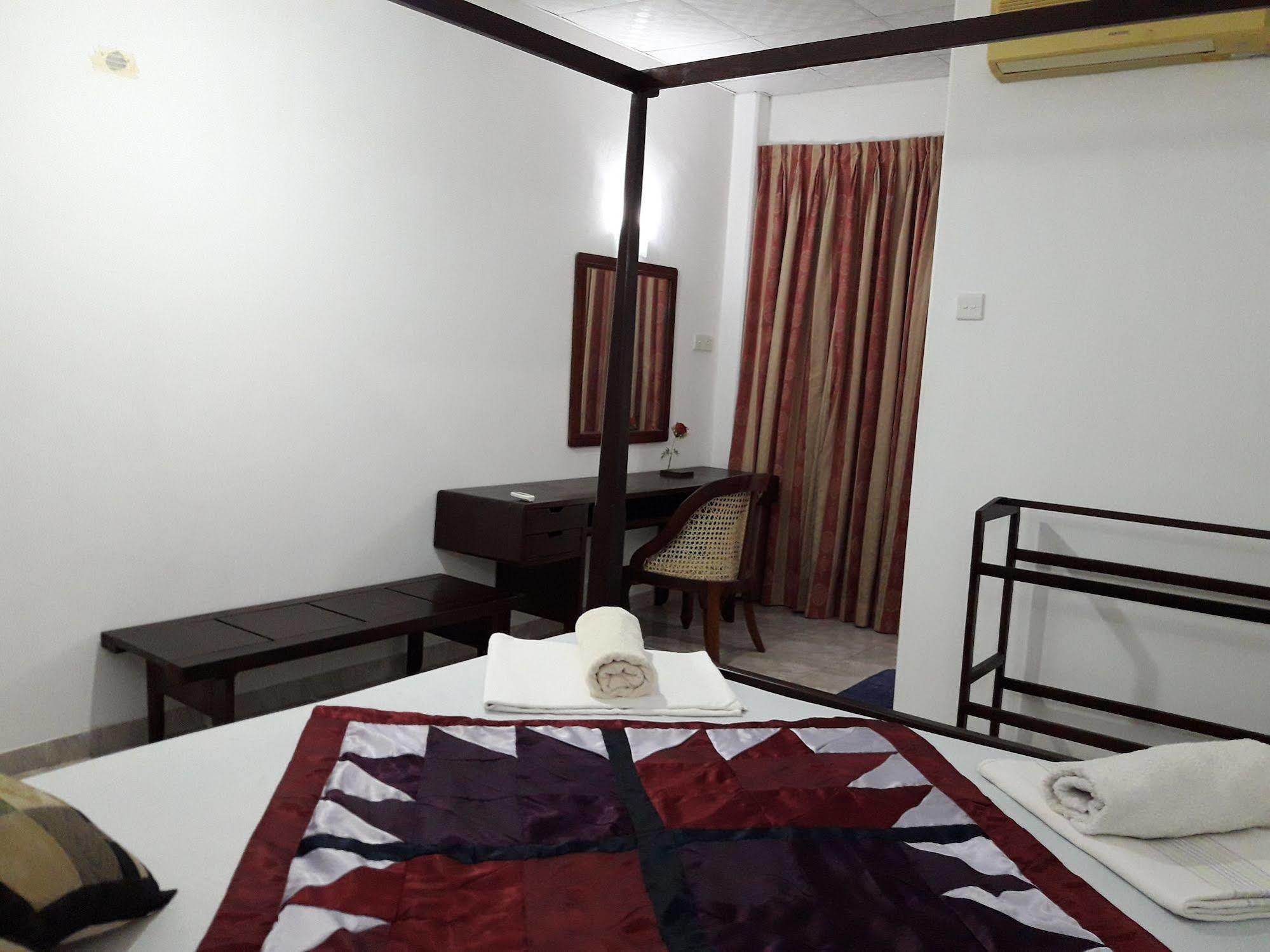 Sea Front Hikkaduwa Hotel Buitenkant foto