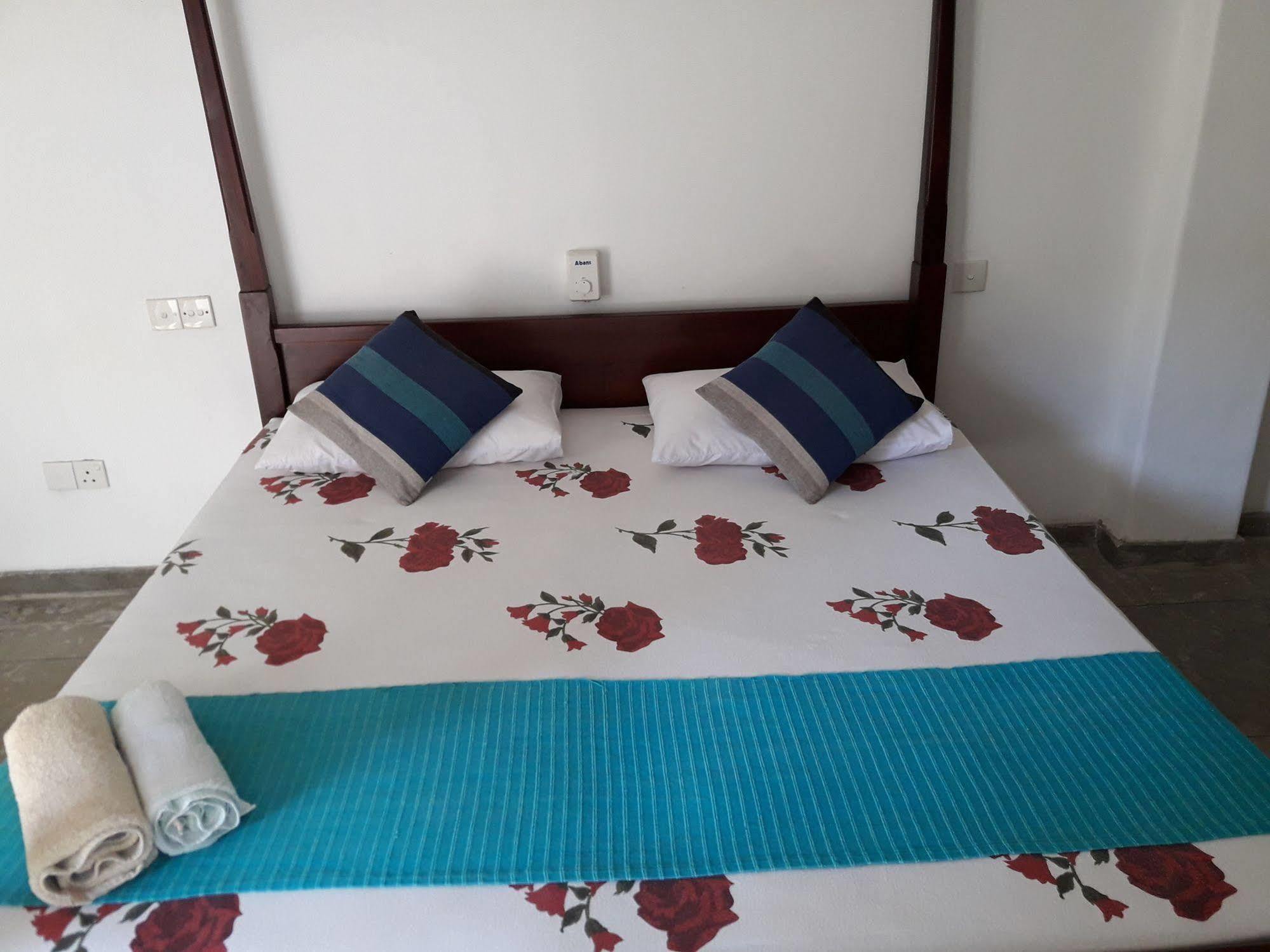 Sea Front Hikkaduwa Hotel Buitenkant foto