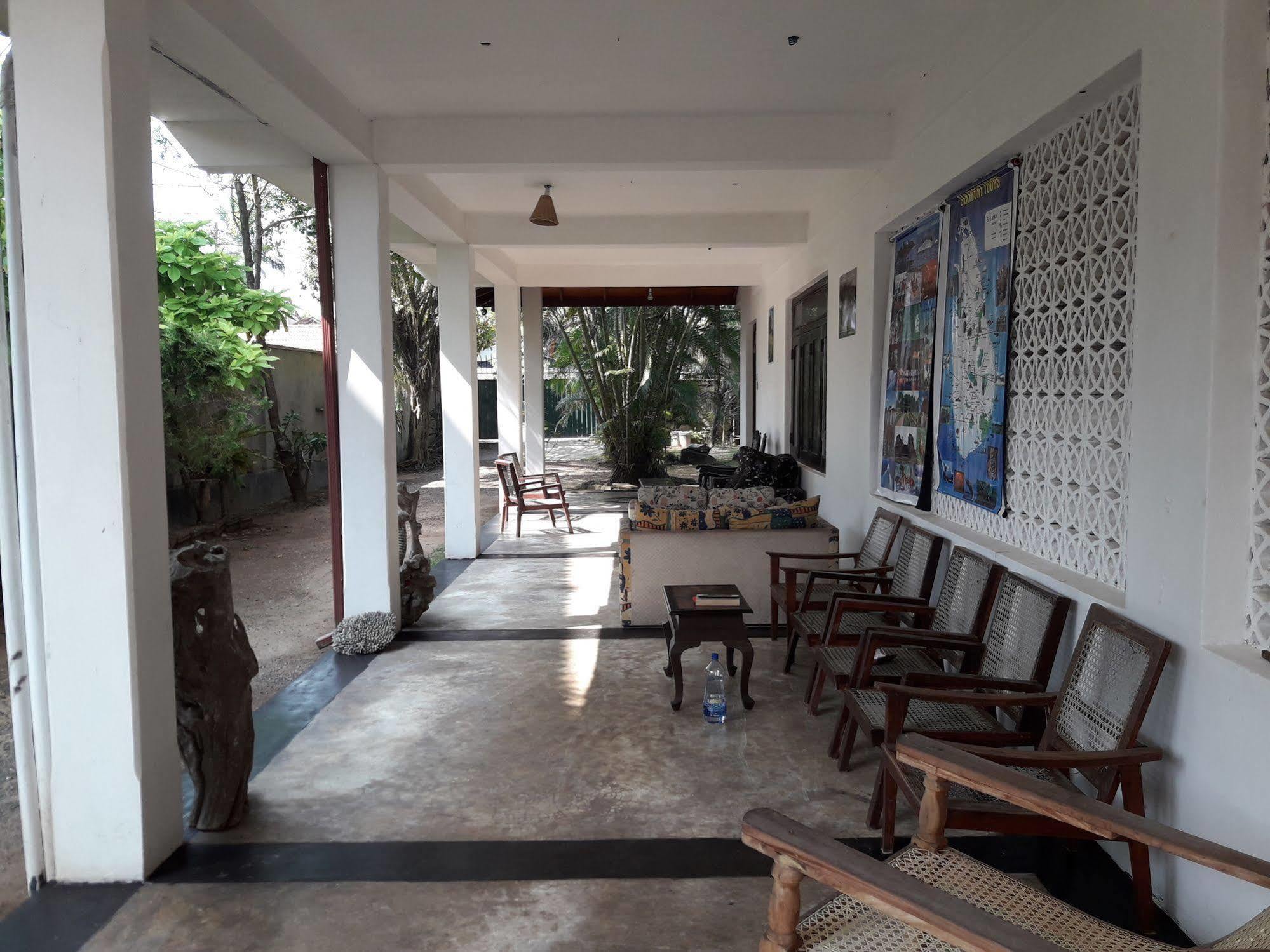 Sea Front Hikkaduwa Hotel Buitenkant foto